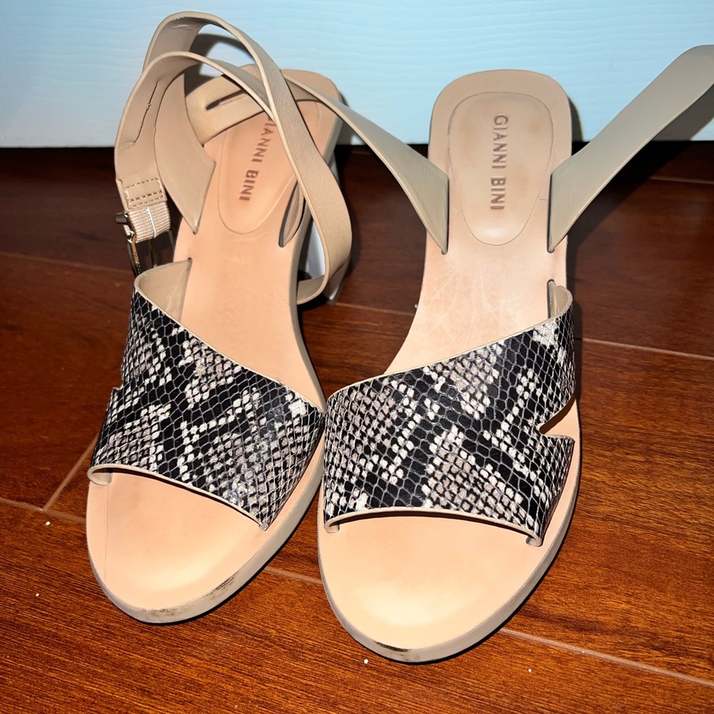 Giani Bini 2 inch block heel sandals, in tan size 7.5